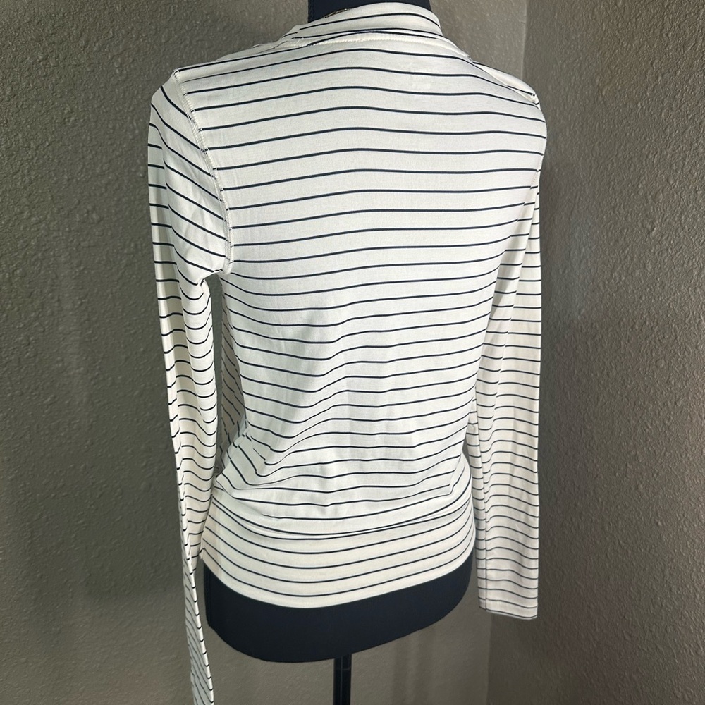 NWOT Old Navy Active Twist/keyhole top - in white and black - Picture 2 of 5